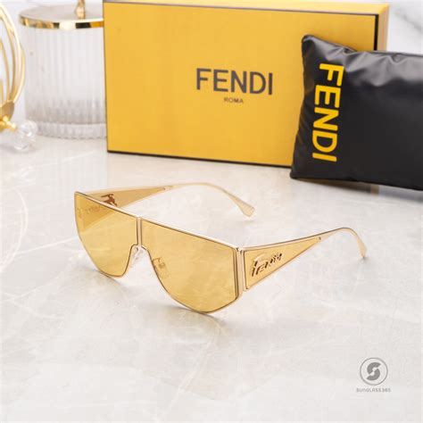 แว่นกันแดด fendi.